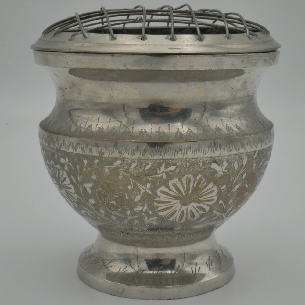 Vintage etched metal flower frog vase (or incense burner) - Picture 3 of 10